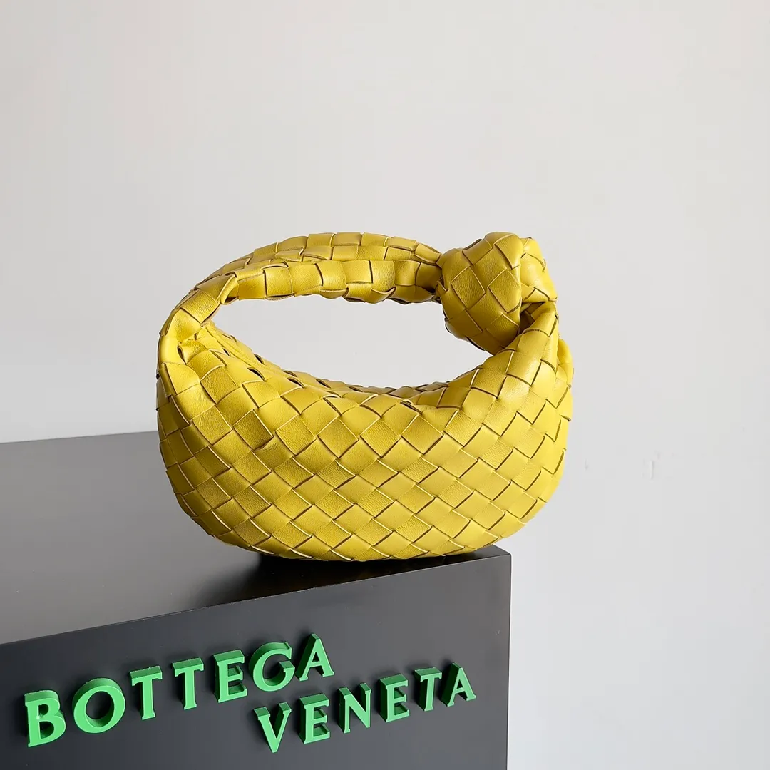 Batch 1120 Bottega veneta͙.——The latest braided and knotted hobo🔥 The top-grade lambskin leather is very soft, the bag shape is unique, practical and durable. It retains the traditional weaving elements while being a bit more flamboyant ~ Made of hand-woven sheepskin, zipper opening and closing, curved seamless structure, effortless to match. Highly recommended⚠️⚠️⚠️ The highest-end in the market🌈 Welcome to compare [Factory equipped with full package] size: 23x15x5cm.   Model: 651876